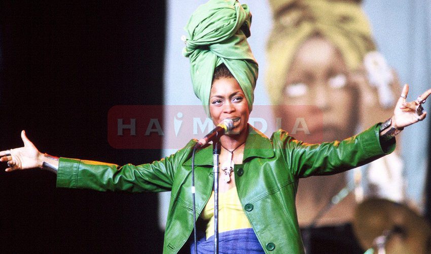  Musisi Erykah Badu Merasa Heran dengan Hasil Test Corona Hidung Kanan Negatif Covid-19, Hidung Kiri Positif