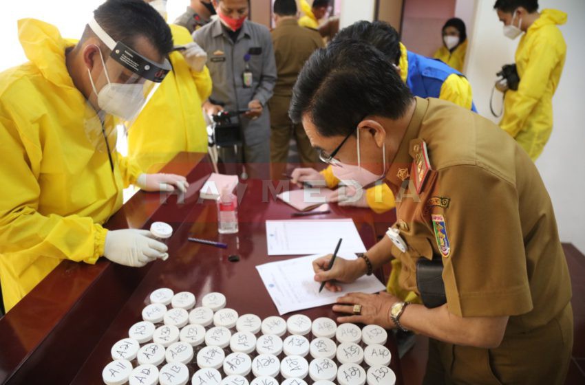 Pejabat Eselon II saat menjalani tes narkoba | foto: Dok Pemprov Lampung