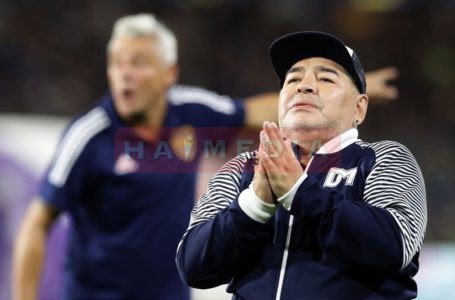 Diego Maradona, masih di rawat di rumah sakit pasca operasi. foto: reuters