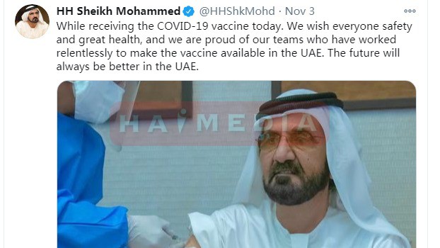 Sheikh Mohammed, yang juga wakil presiden UEA dan penguasa Dubai, membagikan berita di Twitter, memposting foto dirinya divaksinasi oleh seorang staf medis.