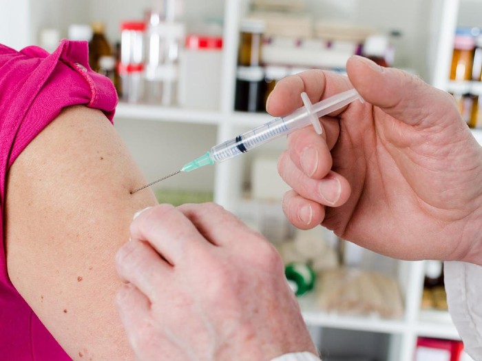  Seorang Wanita Berusia 90 Tahun Menjadi Penerima Vaksin Covid Pertama di Swiss