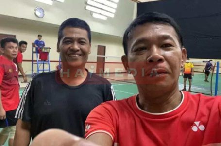 Kapolri Idham Azis saat bermain badminton | Foto: Istimewa