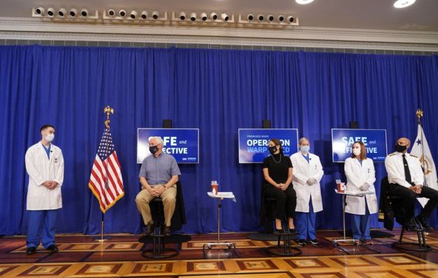  Mike Pence dan Karen Pence Terima Vaksin Pertama di AS