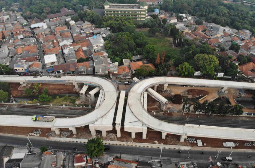  Penampakan Jembatan Layang Tempat Genteng Rumah di Sisinya Wajib Dicat Warna-warni