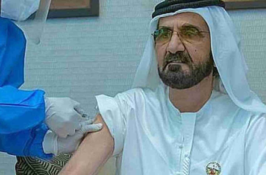 Wakil Presiden UEA dan Perdana Menteri Sheikh Mohammed bin Rashid Al Maktoum digambarkan menerima vaksin selama persidangan pada November