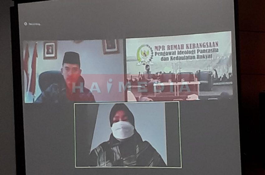 Ketua MUI, Asrorun Ni'am Sholeh (atas) dan Anggota MPR RI Fraksi PKS, Kurniasih Mufidawati (bawah) saat menjadi narasumber secara virtual pada Diskusi Empat Pilar MPR RI "Menanti Sertifikasi Halal Vaksin Covid-19"