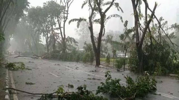  Hujan Angin dan Ombak Besar Melanda Hampir Sebagian Indonesia