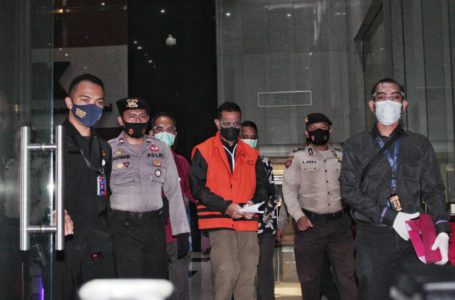 Juliari Batu Bara saat menggunakan rompi KPK | Foto: Istimewa