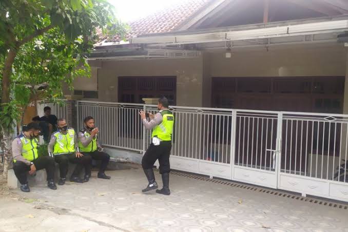  Banser NU Bantu Polisi Menjaga Rumah Orang Tua Mahfud MD