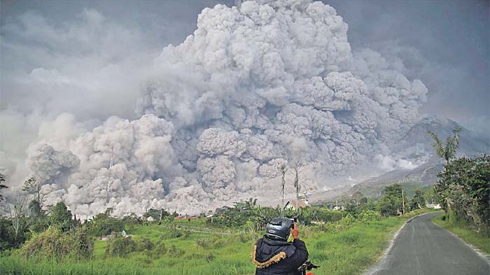  Gunung Sinabung Semburkan Debu Setinggi 500 Meter Status Siaga III