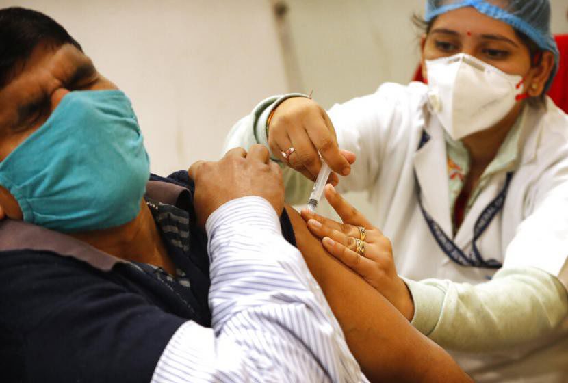 Petugas Kebersihan Manish Kumar Terima Vaksin Covid-19 Pertama di India