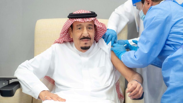  Raja Salman dan Putra Mahkota Divaksin Corona, Tak Permasalahkan Sertifikat Halal