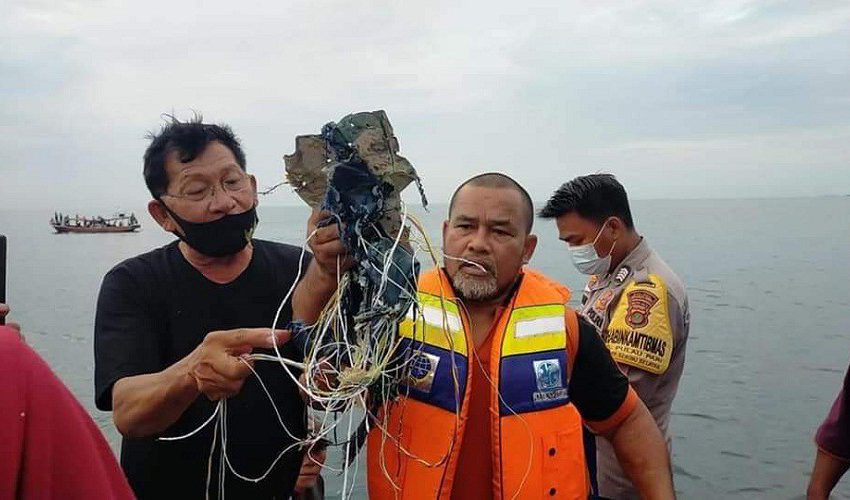Serpihan dan Kabel Diduga Milik Sriwijaya Air 182 Ditemukan Sekitar Pulau Laki