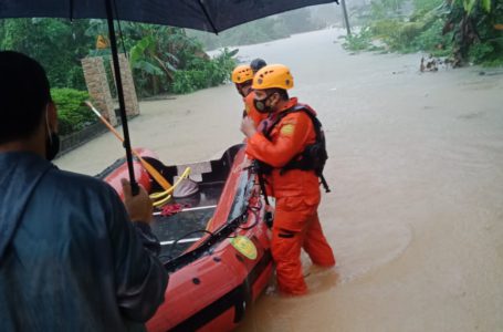 Basarnas Tanjungpinang saat evakuasi warga korban banjir di Tanjungpinang. (Foto: Istimewa)