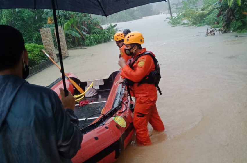  Basarnas Tanjungpinang Sudah Evakuasi 55 KK Warga Korban Banjir Diperkirakan Masih Banyak yang Terjebak