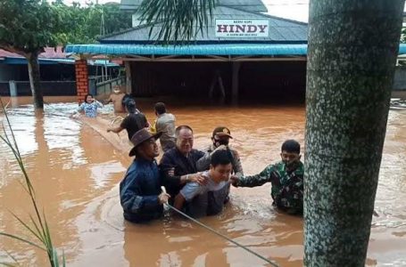 Banjir di Kedai Kopi Hindy, Gesek, Tanjunguban, Bintan. (Foto: Istimewa)