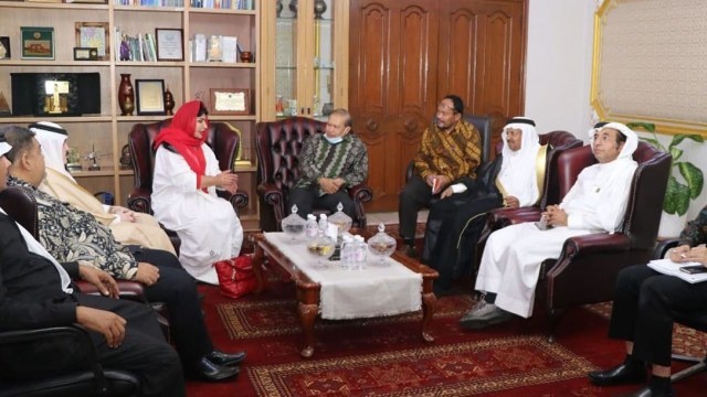 Princess Jauhara didampingi sejumlah penguasa Arab Saudi. Sementara Konjen Eko Hartono, didampingi oleh Konsul Ekonomi, Dr. Windratmo dan Edwien Satya, beserta Staf Teknis Perhubungan, Amiruddin Arsyad, (KJRI Jeddah)