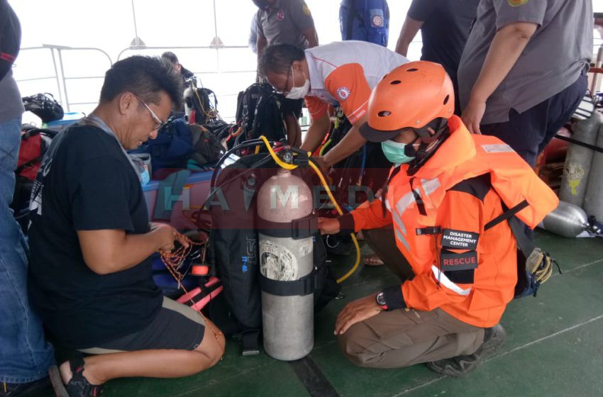 Penyelam profesional Indonesian Divers Rescue Team (IDRT) sudah menyiapkan peralatan evakuasi namun belum bisa diturunkan ke bawah air