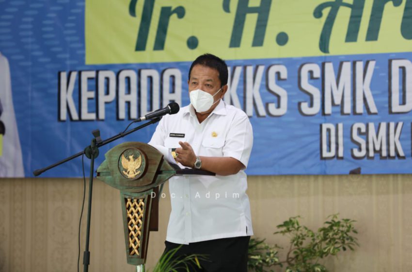 Gubernur Lampung, Arinal Djunaidi saat melakukan kunjungan kerja dan memberikan pengarahan kepada Ketua MKKS SMK/SMA Provinsi Lampung dan Kepala Sekolah SMK N/S se-Kota Metro, di SMKN 2 Metro, Metro