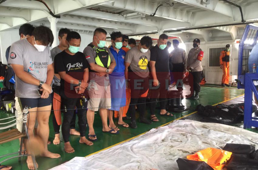 Penyelam profesional Indonesian Divers Rescue Team (IDRT) dan tim