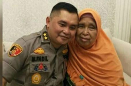 Kapolda Metro Jaya Irjen Pol Fadil Imran M.Si  foto bersama ibunda tercinta | Foto: Istimewa