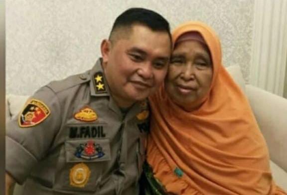 Kapolda Metro Jaya Irjen Pol Fadil Imran M.Si foto bersama ibunda tercinta | Foto: Istimewa