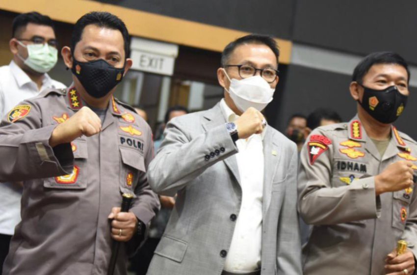 Ketua Komisi III DPR RI, Herman Herry (tengah) bersama Calon Kapolri Komjen Listyo Sigit Prabowo (kiri) dan Kapolri Jendral Pol Idham Azis (kanan) | Foto: Istimewa