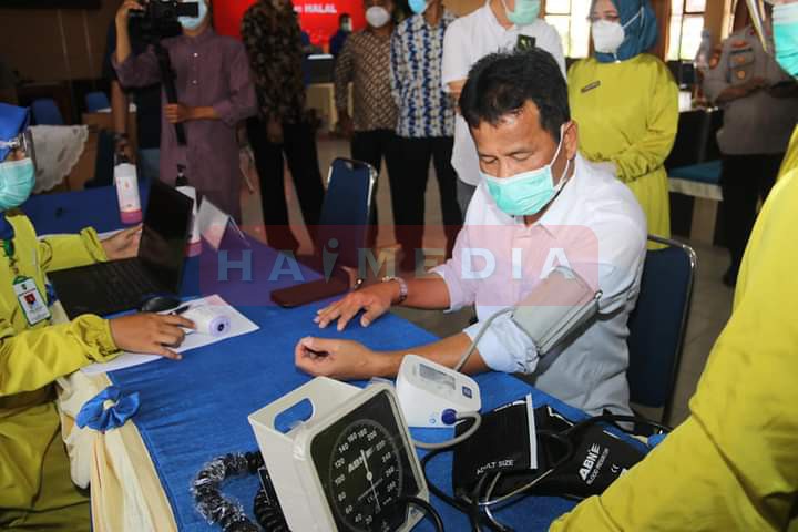 Secara simbolis, vaksin diberikan kepada pejabat di lingkungan Pemerintah Kota (Pemko) Batam, tokoh masyarakat, tokoh agama, dan pengusaha di Kantor Wali Kota Batam, Jumat (29/1/2021).