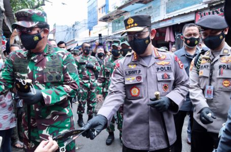 Panglima TNI Marsekal Hadi Tjahjanto bersama Kapolri Jenderal Listyo Sigit Prabowo melakukan pemantauan terkait penerapan Protokol Kesehatan (Prokes) penanganan Covid-19 atau virus corona di Pasar Tanah Abang, Jakarta Pusat.