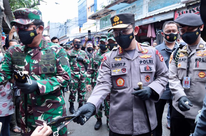  Pantau Prokes, Panglima TNI dan Kapolri Bagikan Masker di Pasar Tanah Abang