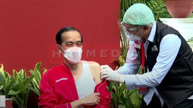  Kemudahan Saat Disuntik, Alasan Presiden Jokowi Gunakan Kaos Singlet Saat Vaksin Kedua