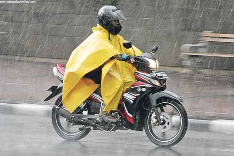  Yamaha  Riding Academy Bagikan Tips Saat Melintasi Jalan dalam Kondisi Hujan