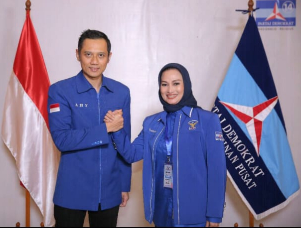 Ketua DPC Partai Demokrat Kota Surabaya, Lucy kurniasari bersama Ketum DPP Partai Demokrat, AHY | Foto : Istimewa