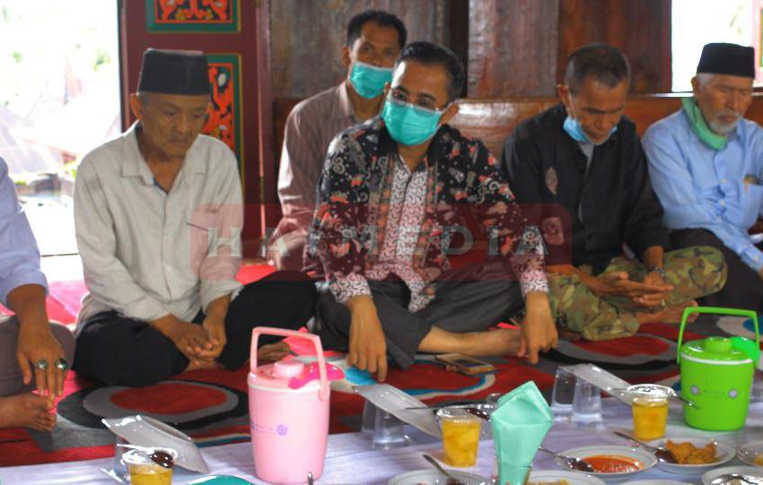 Kepala BPNB Sumbar, Undri, SS., M.Si. saat dijamu dengan kuliner tradisi di Balai Adat Nagari Koto Gadang Koto Anau, Kamis 4 Februari 2021. (Dok. Istimewa)