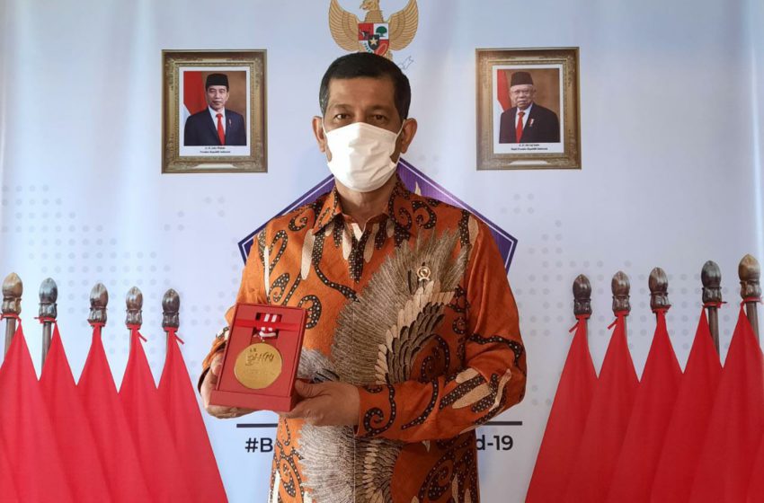 Ketua Satuan Tugas Penanganan COVID-19 di Indonesia, Doni Monardo, menerima medali emas dari Dewan Pers yang dinilai berjasa dalam membangun kerjasama dengan pers selama pandemi Virus Corona | Foto: BNPB