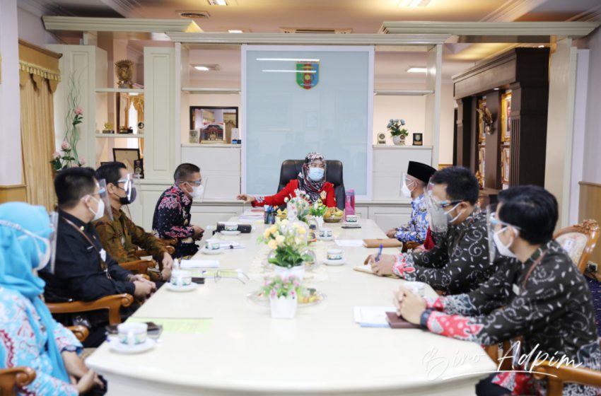 Wakil Gubernur Lampung Chusnunia Chalim (Nunik) saat menerima audiensi dari Tim Ombudsman Perwakilan Lampung di Ruang Kerja Wakil Gubernur, Kamis (25/2/2021).