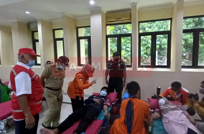 Warga dan unsur Tripilar Kepulauan Seribu yang ikut menyumbangkan darah dan mengikuti kegiatan edukasi Kesehatan mata, pemeriksaan dan pembagian kacamata gratis.