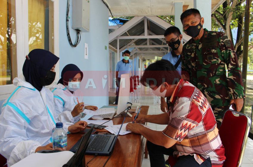 Komandan Lanud Silas Papare Marsekal Pertama TNI Budhi Achmadi meninjau dan mendampingi pelaksanaan Serbuan Vaksinasi TNI bagi Prajurit, Tokoh Masyarakat dan Tokoh Agama di wilayah Jayapura, Papua, Selasa (18/03).