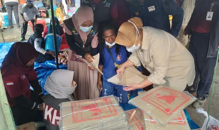  Tri Rismaharani Meninjau Lokasi Bencana Banjir Bandang di Pulau Adonara