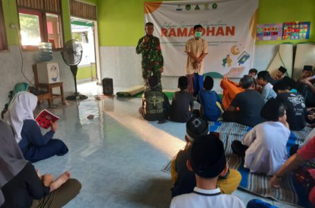 Babinsa Koramil 04/KS Kodim 0502/JU, Serka Samsul Bahri mengunjungi pelaksanaan giat Pesantren Kilat Bulan Suci Ramadhan 1442 Hijriah yang dilaksanakan di Madrasah Diniyah Takmiliyah Awwaliyah (MDTA) Thoyyibah Islamiya, RT 01/02 Pulau Lancang Kepulauan Seribu Selatan, Senin (26/04/21).