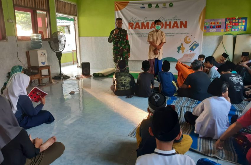 Babinsa Koramil 04/KS Kodim 0502/JU, Serka Samsul Bahri mengunjungi pelaksanaan giat Pesantren Kilat Bulan Suci Ramadhan 1442 Hijriah yang dilaksanakan di Madrasah Diniyah Takmiliyah Awwaliyah (MDTA) Thoyyibah Islamiya, RT 01/02 Pulau Lancang Kepulauan Seribu Selatan, Senin (26/04/21).