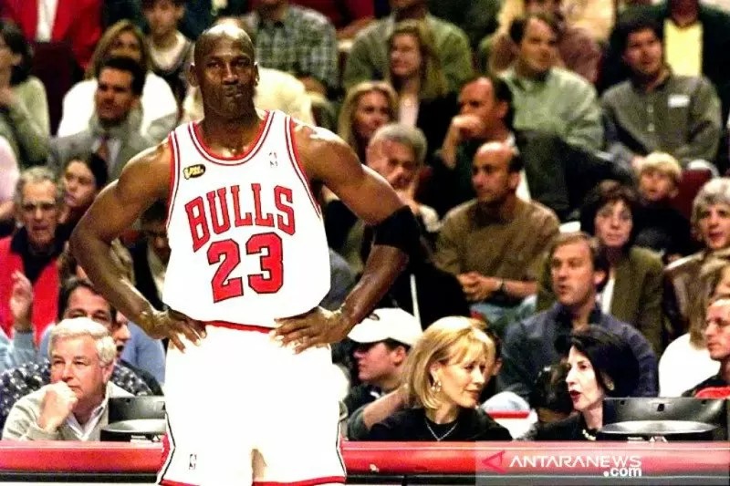 Sepatu Kets Merah dan Putih Pemilik Bintang NBA akan Dilelang Seharga Rp1,4 Miliar