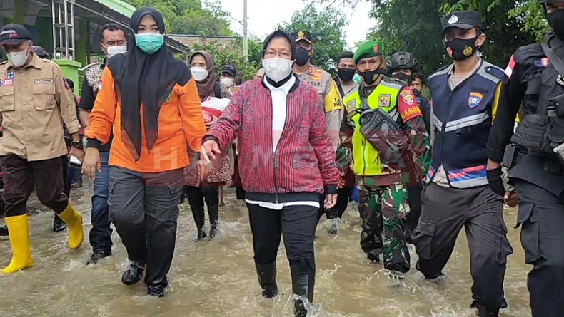  Mensos Langsung Bagikan Bantuan Bagi Korban Banjir Bandang di NTT dan NTB atas Instruksi Presiden