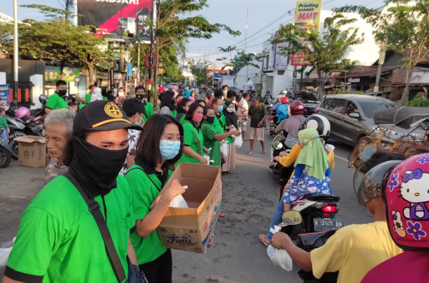 Persaudaraan Rembang Damai ( PEREDAM ) membagikan Takjil untuk berbuka puasa yang dibagikan kepada masyarakat di kawasan pasar Rembang dan sekitarnya.