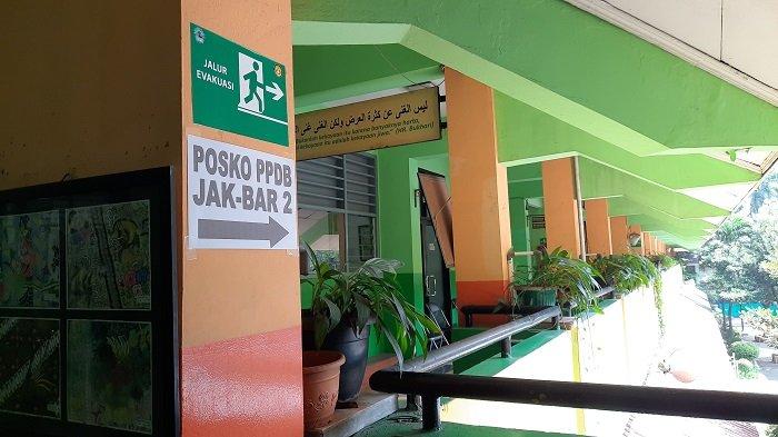 Posko PPDB online untuk Sudin Pendidikan Wilayah II Jakarta Barat di SMA Negeri 78 Jakarta, Senin (7/6/2021). Posko itu terlihat banyak dikunjungi orang tua murid akibat server PPDB online yang down pada hari pertama PPDB. (Foto: Istimewa)