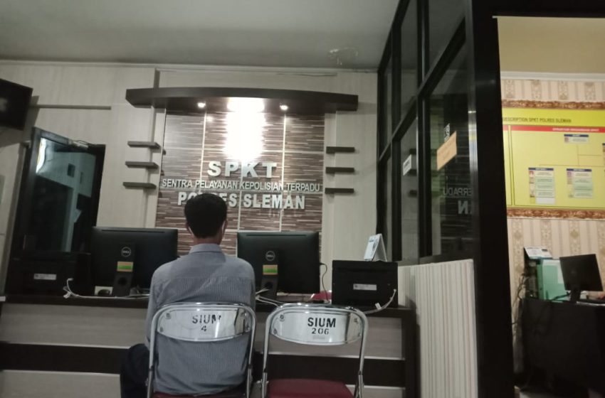 Pria berinisial W saat membuat laporan di Polres Sleman, Yogyakarta Senin 14 Juni 2021 jelang Magrib