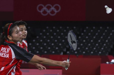 Greysia Polii dan Apriyani Rahayu saat tampil di semifinal badminton Olimpiade Tokyo | Foto: Reuters