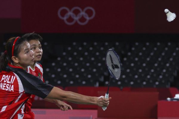 Greysia Polii dan Apriyani Rahayu saat tampil di semifinal badminton Olimpiade Tokyo | Foto: Reuters