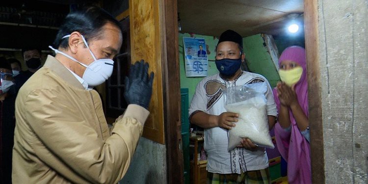  Blusukan di Malam Hari Presiden Jokowi Bagikan Paket Obat dan Sembako