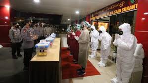 Kapolri Berikan Bantuan Bagi Nakes di RS Polri Soekanto Kramat Jati